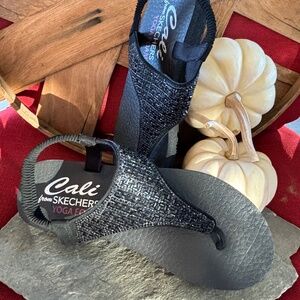 Woman’s size 7 fashion flip flop SKETCHER sandals